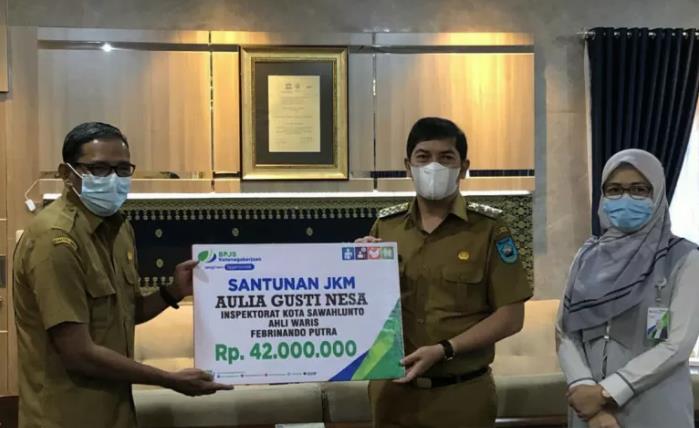 Wali Kota Sawahlunto serahkan santunan kematian BPJAMSOSTEK