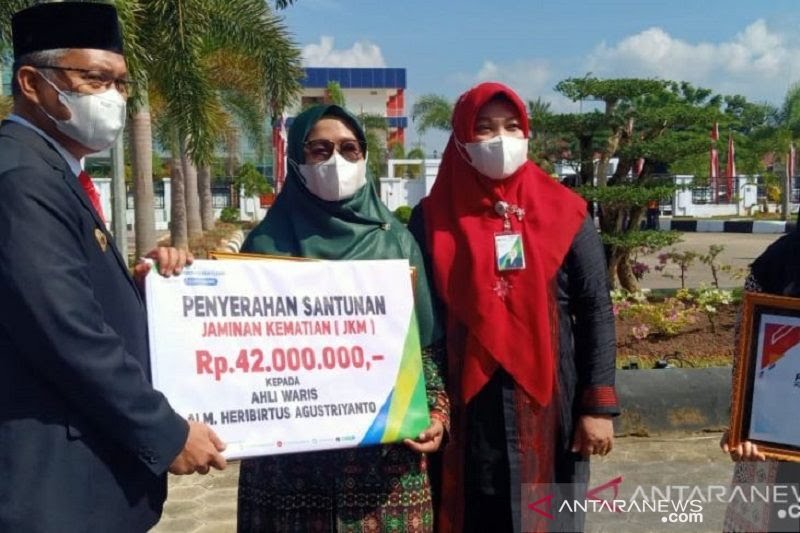 BPJAMSOSTEK serahkan santunan kematian anggota Satgas COVID