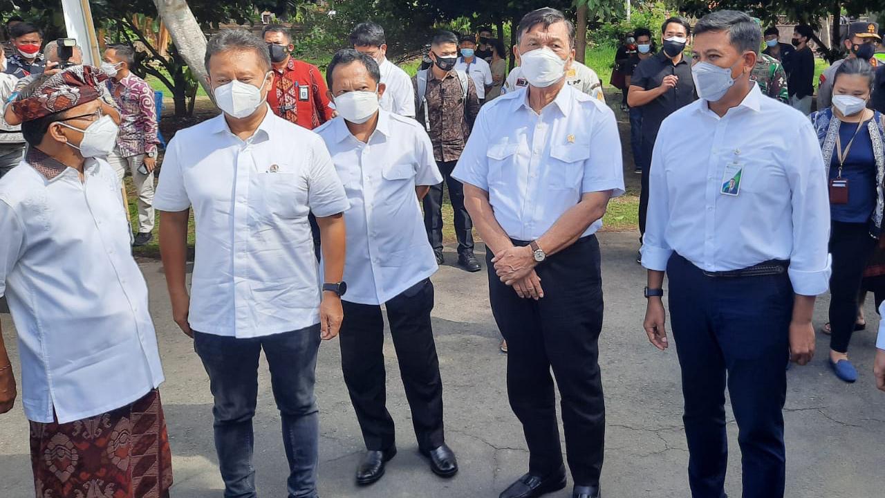 Tiga Menteri Pastikan Kelancaran Vaksinasi BPJAMSOSTEK di Denpasar.