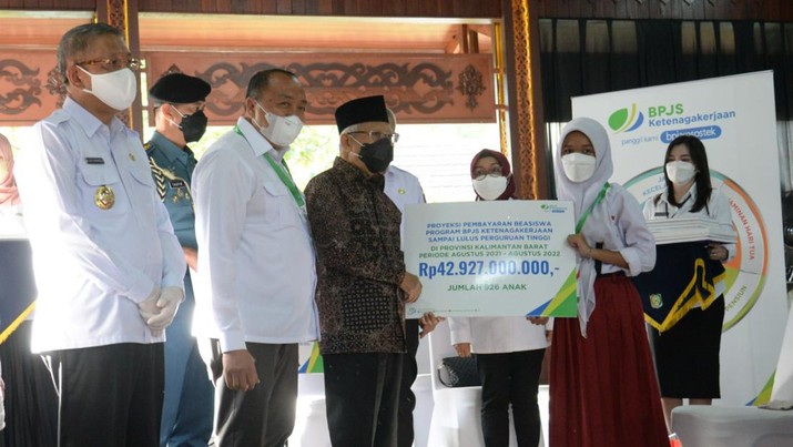 Warga Pontianak Terima Bantuan Manfaat BPJS Ketenagakerjaan